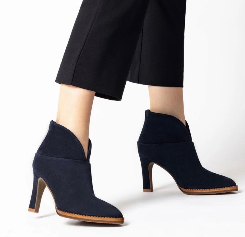 Jon Josef Ryder Ankle Boots in Black - size 7